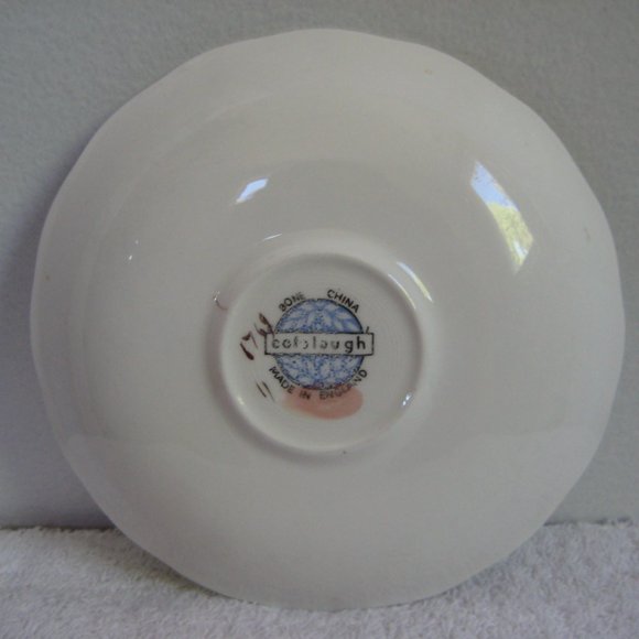 Colclough buttercream and dainty floral scalloped china teacup and saucer - Picture 3 of 4